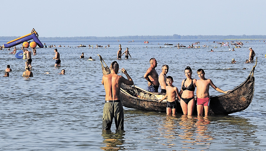 Озеро Світязь вражає своїми розмірами й чистою водою, яку можна пити без теплової обробки